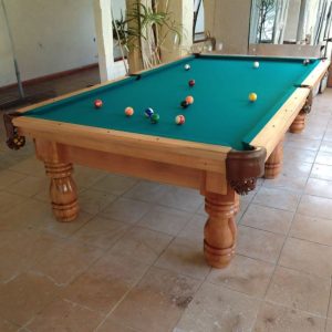 Modelo rauli pata torneada, fabricada en madera rauli